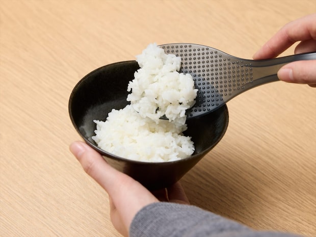 驚くほどごはんがくっつかない！「快適しゃもじ」新登場｜衛生的に保管できる収納ケースも
