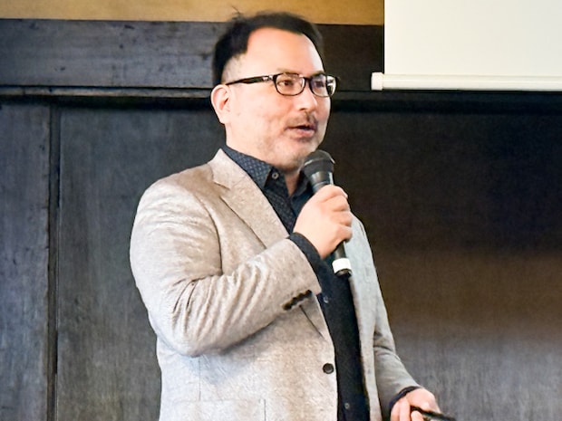 プロダクトデザイナーの安積伸さん<br />