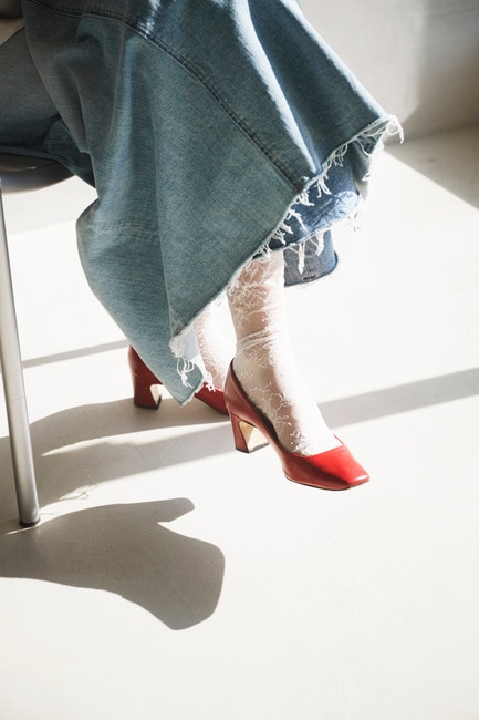 赤いヒール×デニムにも合う