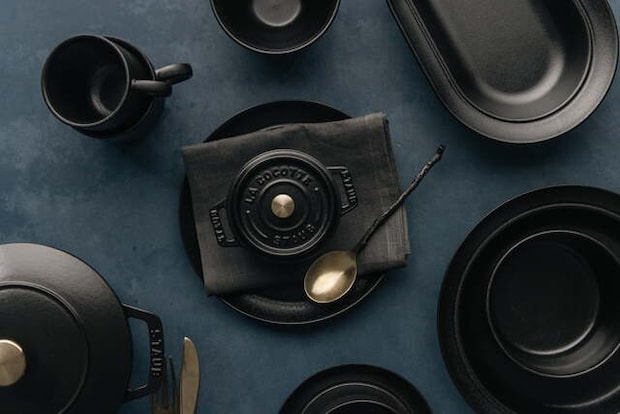 【ストウブ】食卓を格上げする新色「マットブラック」発売