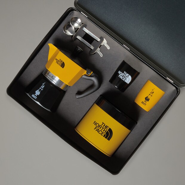 蓋を開けるとモカエキスプレス コーヒーセットが入っています