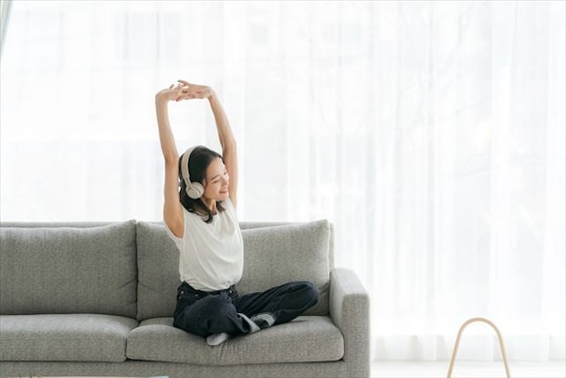 窓際ソファに座る女性
