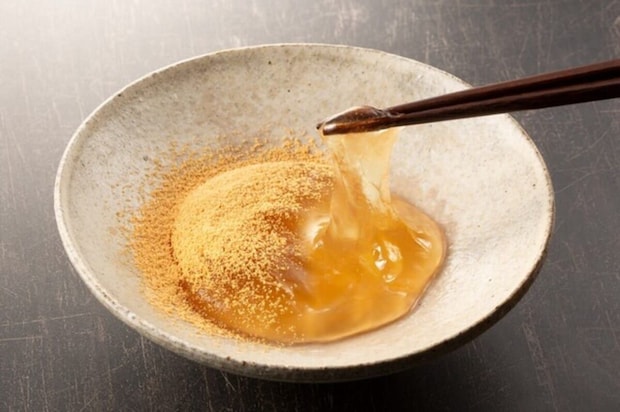 【食べ方で変わるおいしさ】ひんやりもとろ〜りも楽しめる「琥珀色のとろみわらび餅」が気になる♪