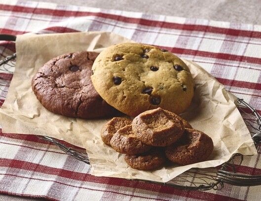 【Yoko's Cookies】＜初出店＞アメリカ<br /><br />(1)「ココナッツみそクランチクッキー」＜東武限定＞<br /><br />691円(約70g)《各日販売予定30点》<br /><br />(2)「チョコチップクッキー」<br /><br />331円(1枚)<br /><br />(3)「ダブルチョコクッキー」<br /><br />331円(1枚)