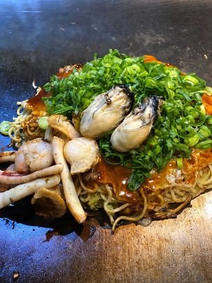 【お好み焼きみっちゃん横川店分家】<東武限定品・実演><br /><br />「大粒牡蠣海鮮デラックス焼き」<br /><br />2,160円(1枚)《各日販売予定30点》