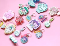 アクリルグッズブランド「TICO」が「モニョチタポミチ」とコラボ！推し活にも使えるアクリルグッズ全6種がレトロ可愛い～！