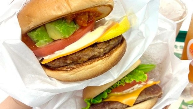 【モスの300万食バーガーが今年も登場!】アボカド×タコスの新作が夏にぴったり♡レモンで味変も楽しめる期間限定バーガーを実食!