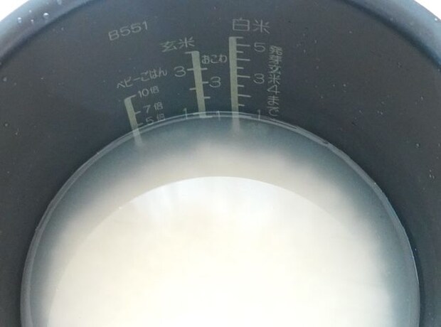 水道水でお米を洗った研ぎ汁
