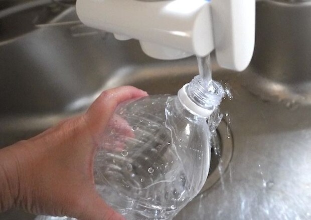 酸性水をペットボトルに汲む