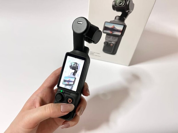 DJI Osmo Pocket 4を手に持っている様子