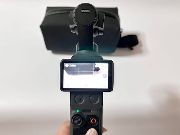 DJI Osmo Pocket 4のディスプレイを横向きに変えた様子
