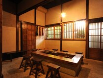 ≫趣ある囲炉裏の間で供される、季節感と独自性にあふれる料理｜京都・北山【京 上賀茂 御料理秋山】