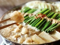 【福岡・博多駅周辺】ランチで楽しむご当地グルメ5選｜もつ鍋・水炊き・明太子など人気店が集結