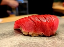 ≫高級鮨の味わいを一貫から！ コストパフォーマンスの高さにも驚く【立喰い鮨 浩也】