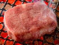 ≫御徒町の人気店【焼肉もとやま 本店】で味わう、A5ランクの黒毛和牛。名物「肉煉瓦」も絶品！