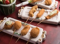 「梅田スカイビル」滝見小路グルメガイド！ 串の坊・新三浦・芭蕉庵を一気に巡る3軒はしごコース