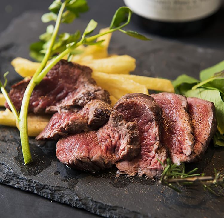 カウンターで楽しみたい、食事もおいしい大人のためのバー5選｜東京