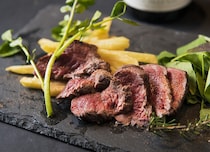 カウンターで楽しみたい、食事もおいしい大人のためのバー5選｜東京