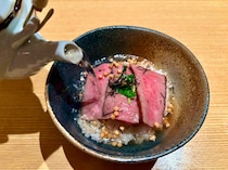 六本木の隠れ家【御曹司 松六家】で極上の「水炊き鍋」を堪能。〆はランチで人気の『和牛ひつまぶし』にアップグレードも！