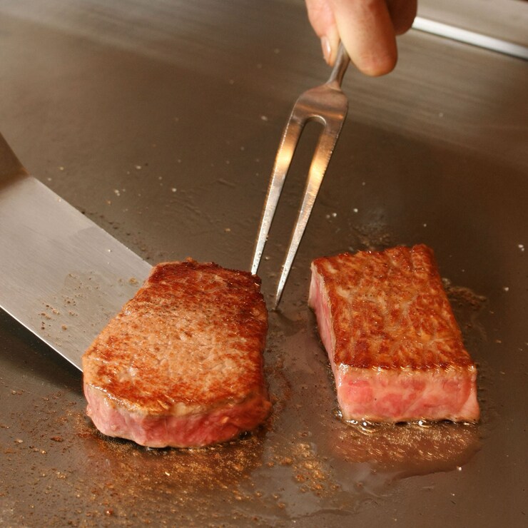銀座の隠れ家で、選りすぐりの黒毛和牛と旬の和食に酔いしれる。【銀熊茶寮】の五感を刺激する鉄板焼|東京・銀座