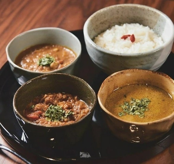 麻布十番で、お酒とスパイスで“整う”ひととき。バーが本気でつくる「薬膳カレー」を堪能｜【麻布十番 薬膳カレー 新海 本店】