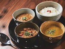 麻布十番で、お酒とスパイスで“整う”ひととき。バーが本気でつくる「薬膳カレー」を堪能｜【麻布十番 薬膳カレー 新海 本店】