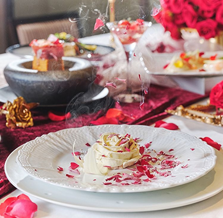 薔薇に包まれる初夏の美食体験。特別な時間を約束してくれる「ROSA」コース｜ホテル インターコンチネンタル 東京ベイ