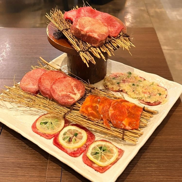 黒毛和牛から取れる希少な高級牛タン「黒タン」を食べ比べ！ 新宿三丁目の隠れ家【黒タン焼肉 青木】で味わう1万円以下のコスパコース｜東京