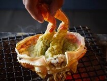 ≫わずか2室限定。専属料理人が目の前で活蟹を捌く特別空間【かにじぇんぬ 麻布】