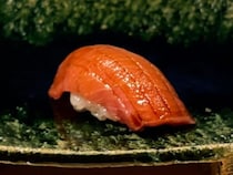 【元麻布 ささ野】で体感する“普段使いできる贅沢”。二人の実力派料理人が紡ぐ、鮨割烹と天ぷらの世界｜東京・元麻布