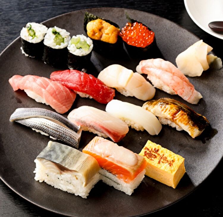 横浜【酢重の鮨】|信州の感性が息づく、黒酢シャリで愉しむ“呑める鮨屋”へ