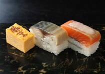 横浜【酢重の鮨】｜信州の感性が息づく、黒酢シャリで愉しむ“呑める鮨屋”へ