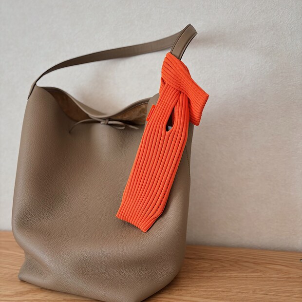 「イッセイミヤケ」と「Apple」がコラボして作られた『iPhone Pocket』。バッグに結びつけるスタイリングがかわいい！