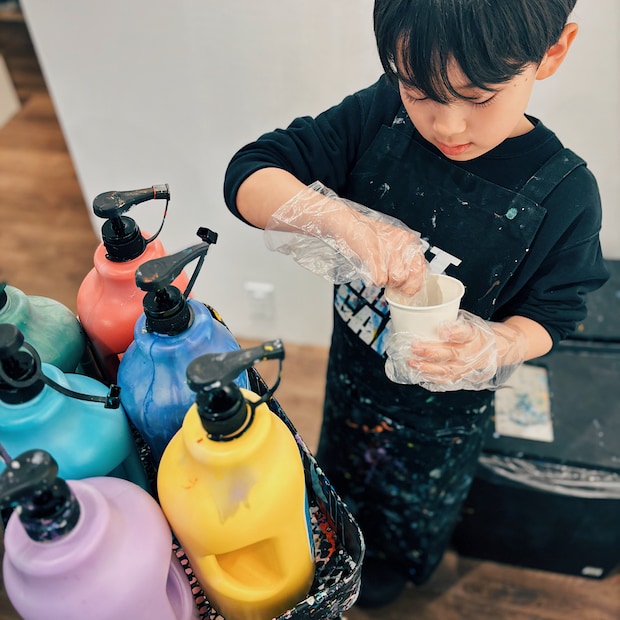 【手ぶらOK！】子どもが夢中！気軽に楽しめる『たらし込みアート』体験レポ。たらしこむ５色を自分でつくる作業。