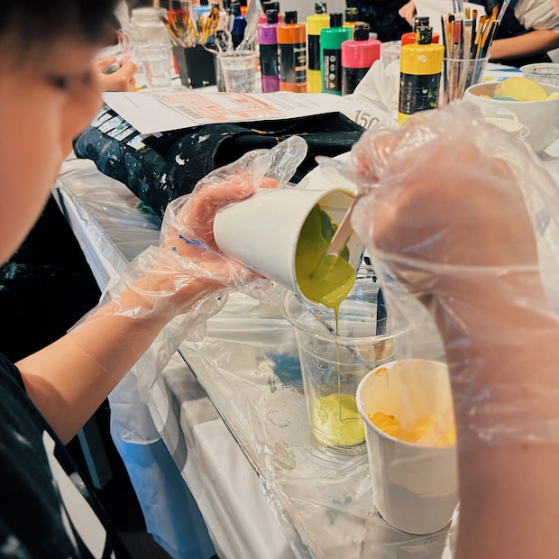 【手ぶらOK！】子どもが夢中！気軽に楽しめる『たらし込みアート』体験レポ。たらしこむ５色を１つのコップにまとめる作業。