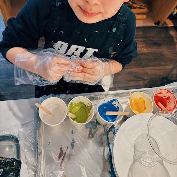 【手ぶらOK！】子どもが夢中！気軽に楽しめる『たらし込みアート』体験レポ。たらしこむ５色完成！