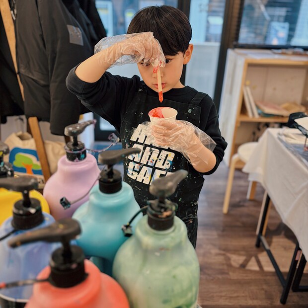 【手ぶらOK！】子どもが夢中！気軽に楽しめる『たらし込みアート』体験レポ。たらしこむ５色を自分でつくる作業は実験のよう。