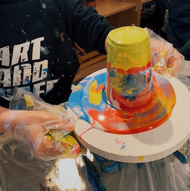 【手ぶらOK！】子どもが夢中！気軽に楽しめる『たらし込みアート』体験レポ。キャンバスに絵の具を垂らす作業。