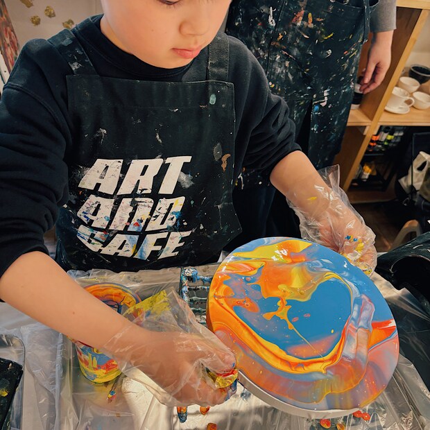 【手ぶらOK！】子どもが夢中！気軽に楽しめる『たらし込みアート』体験レポ。キャンバスに絵の具を垂らす作業。絵の具を傾けてマーブル模様をつくる。