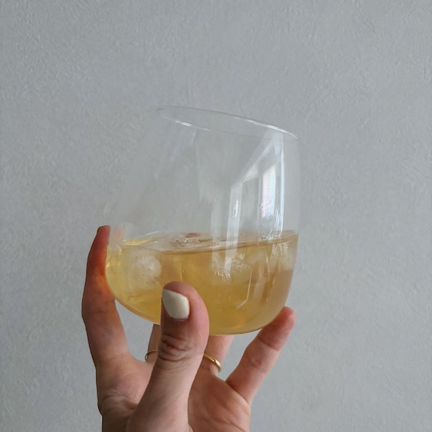 【3COINS】おしゃれで機能的なキッチングッズ『KITINTO』。一度に大量に氷ができるワンプッシュ製氷機。こぶりな氷は汎用性も高い!