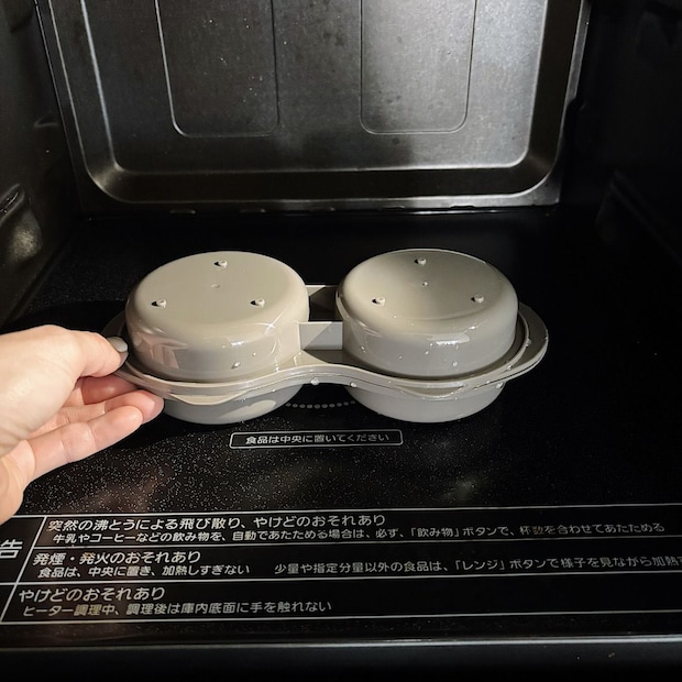 【3COINS】おしゃれで機能的なキッチングッズ『KITINTO』。レンジで目玉焼きができる目玉焼きクッカー。600Wで2回に分けて温める。