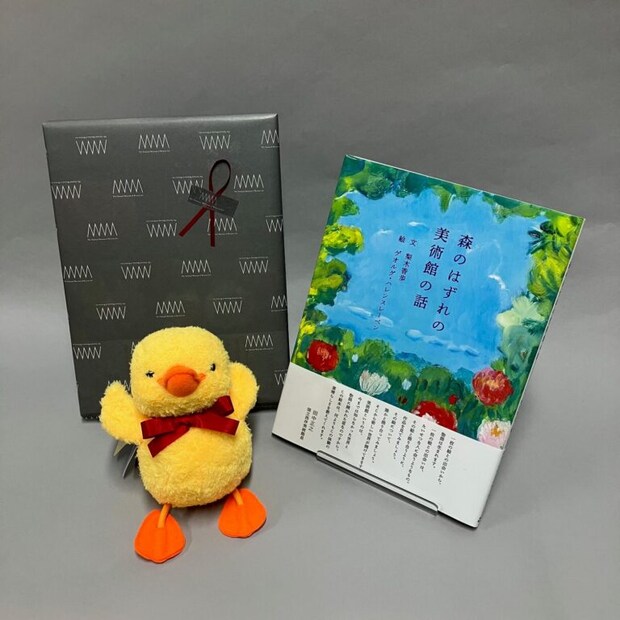 絵本　￥2,200（税込）　ぬいぐるみ　￥2,640（税込）　　© 国立西洋美術館