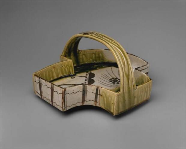 織部扇面形手鉢-Dish_in_the_Shape_of_a_Double_Fan_with_Arched_Handle_MET_DT10532