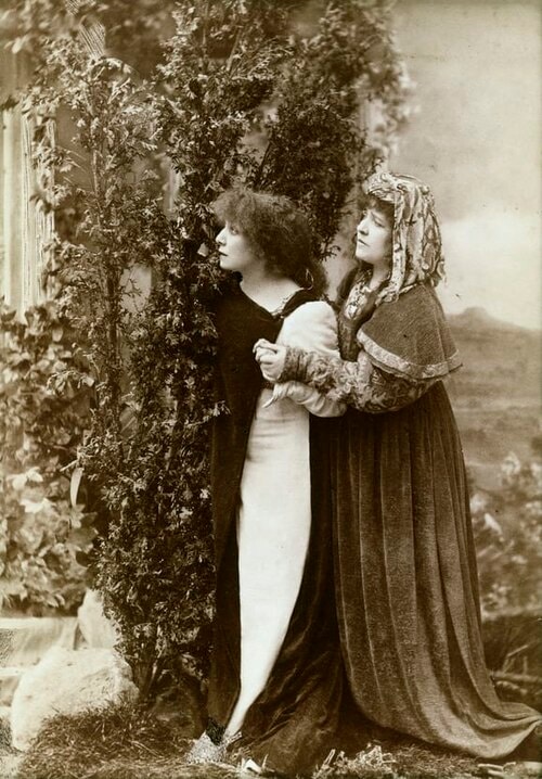 『ジスモンダ』（1894年）の一場面サラ・ベルナール（左）