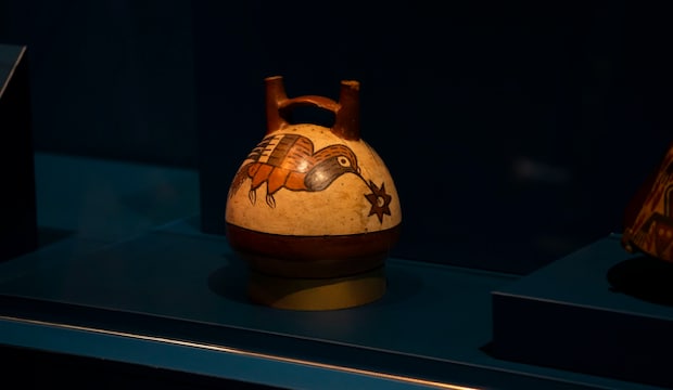 ハチドリが描かれた土器