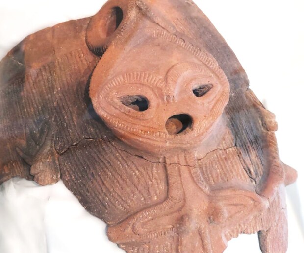 ③「土偶装飾付有孔鍔付土器」北杜市考古資料館　筆者撮影