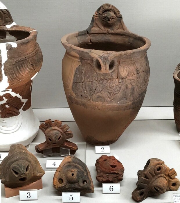 ①「顔面装飾付土器」茅野市尖石縄文考古館　筆者撮影