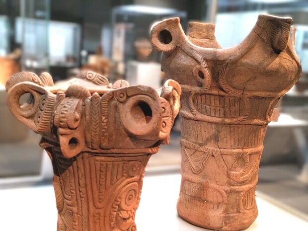 ④「環状把手のある深鉢形土器」茅野市尖石縄文考古館　筆者撮影