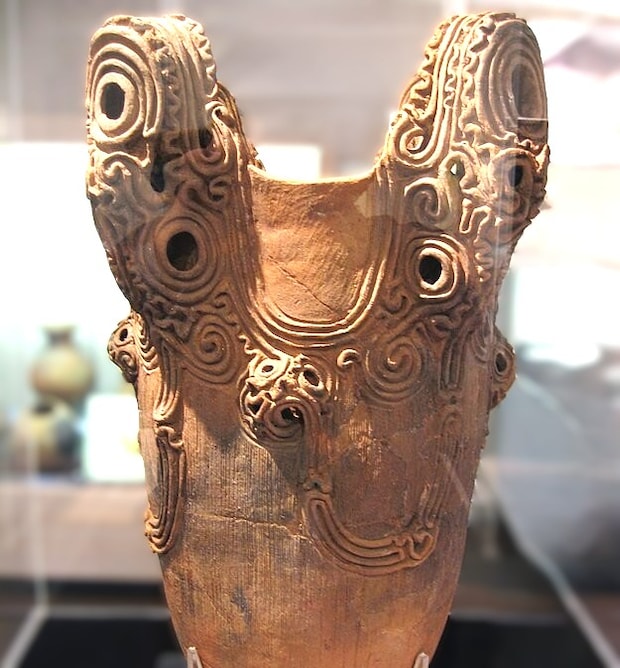 ⑧「日本の縄文時代に用いられた水煙文土器」出典：Wikimedia Commons