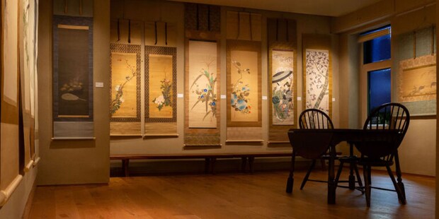 専門スタッフによる作品のご案内